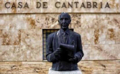 Escultura de Gerardo Diego en la Casa de Cantabria.