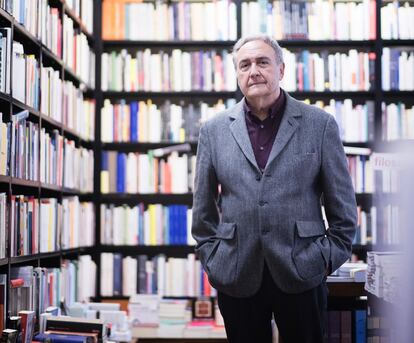 Vicente Molina Foix, en la librer&iacute;a La Central (Barcelona).