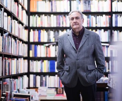 Vicente Molina Foix, en la librería La Central (Barcelona).