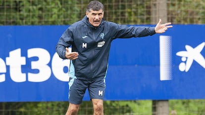 Mendilibar, dirigiendo un entrenamiento del Eibar.