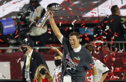 Tom Brady levanta el trofeo tras hacerse con su séptima Super Bowl liderando un equipo que le salvó de caer en el retiro.