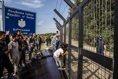 La decisión de Hungría de cerrar físicamente su frontera con serbia disparó la tensión en el paso de Roszke –Horgos después de que los refugiados, en su mayoría sirios, vieran rotos sus sueños de llegar al norte de Europa. Tras los incidentes en el paso fronterizo mas de una veintena de refugiados fueron detenidos.