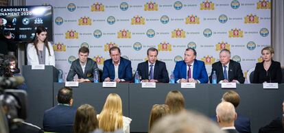 Presentación del Torneo de Candidatos. Aleseyenko (uno de los participantes, primero por la izquierda), Dvorkóvich (presidente de la FIDE, tercero) y Kárpov (excampeón del mundo, penúltimo) junto a autoridades de Yekaterimburgo.