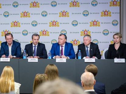 Presentación del Torneo de Candidatos. Aleseyenko (uno de los participantes, primero por la izquierda), Dvorkóvich (presidente de la FIDE, tercero) y Kárpov (excampeón del mundo, penúltimo) junto a autoridades de Yekaterimburgo.