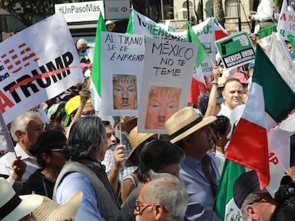 Cartazes contra Trump na marcha de Cidade de México.