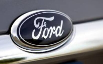 Logo de la compañía Ford Motor en un vehículo. EFE/Archivo