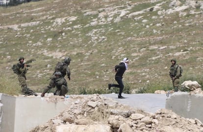 El joven palestino Osama Hajajra, de 15 años, huye de los soldados israelíes maniatado y con los ojos vendados antes de ser herido, en Cisjordania, durante una protesta.