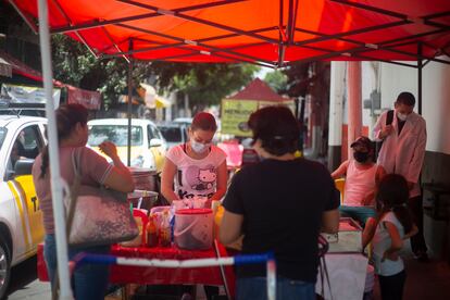 Un puesto ambulante de comida en Guadalajara en mayo.