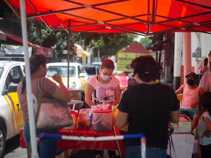 Un puesto ambulante de comida en Guadalajara en mayo.