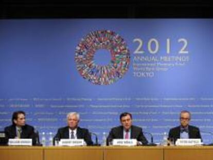 El consejero del FMI y director monetario y del departamento de mercados de capital, Jose Viñals (C), habla este miércoles durante la presentación del informe "Estabilidad Financiera Global (GFSR, por su siglas en inglés), en las actividades de la reunión anual del Fondo Monetario Internacional (FMI) y el Banco Mundial (BM), en Tokio (Japón).