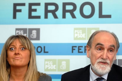 Beatriz Sestayo y Vicente Irisarri durante la presentación de la candidatura del PSOE de Ferrol a las elecciones municipales.