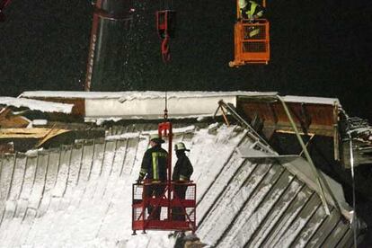 Los bomberos evalan el estado del techo del edificio derrumbado en Alemania.