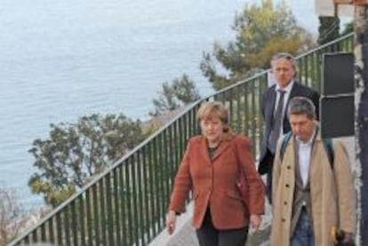 a canciller alemana, Angela Merkel (i), y su marido, Joachim Sauer (d), pasan sus vacaciones de Semana Santa en la localidad de Sant'Angelo, en la isla italiana de Ischia
