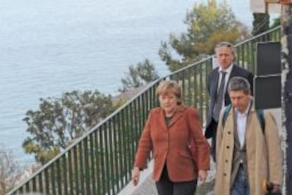 a canciller alemana, Angela Merkel (i), y su marido, Joachim Sauer (d), pasan sus vacaciones de Semana Santa en la localidad de Sant&#039;Angelo, en la isla italiana de Ischia