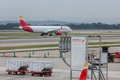 Un avión de la aerolínea Iberia en el aeropuerto Adolfo Suárez Madrid-Barajas, a 2 de enero de 2024, en Madrid (España).