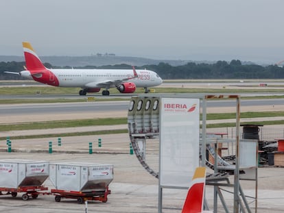 Un avión de la aerolínea Iberia en el aeropuerto Adolfo Suárez Madrid-Barajas, a 2 de enero de 2024, en Madrid (España).