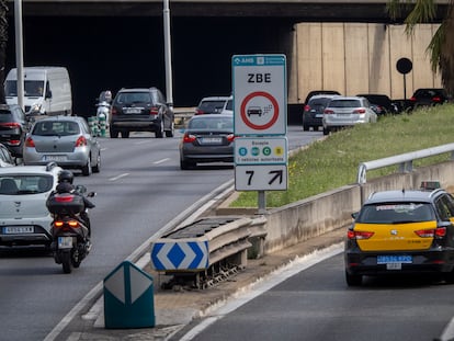 Coches entrando en Barcelona por la Ronda de Dalt, justo en el punto donde comienza la Zona de Bajas Emisiones, en 2022.