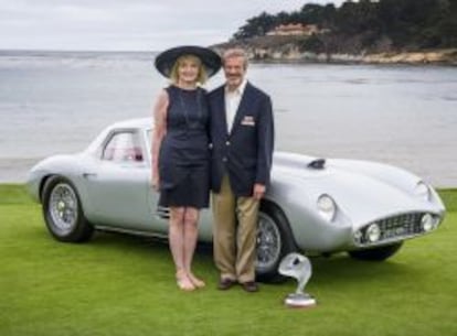 El ganador del Concurso de elegancia de Pebble Beach, el Ferrari 375 MM Scaglietti Coupe de 1954, con sus dueños