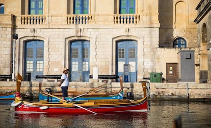 El mejor medio de transporte en la isla de Malta son las tradicionales dghajsas. Esperan ocupantes en todos los embarcaderos.