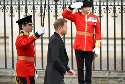 El príncipe Enrique, duque de Sussex, llega a la ceremonia de coronación de Carlos III. Apartado de la familia real británica desde que se mudó a EE UU, su mujer, Meghan Markle, se ha quedado en California.