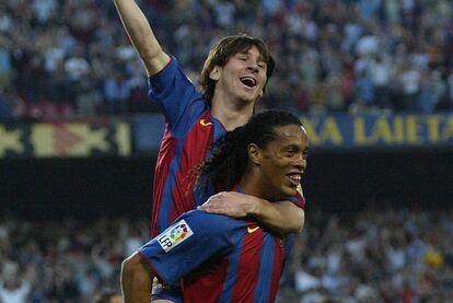 Messi celebra junto a Ronaldinho su primer gol con el FC Barcelona.