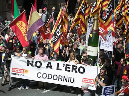 Codorníu workers protest against lay-offs at the firm.