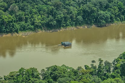 Barcazas ilegales que hacen extracción de minerales en la Amazonia