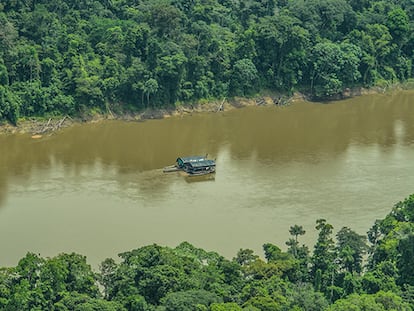 Barcazas ilegales que hacen extracción de minerales en la Amazonia.