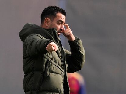 El entrenador del FC Barcelona, Xavi Hernández, durante el entrenamiento de este martes.