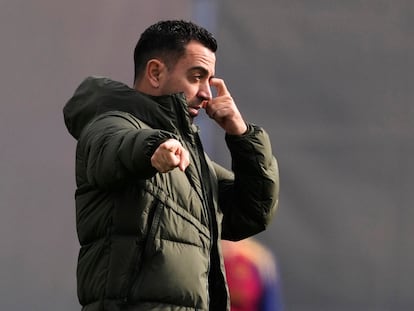 El entrenador del FC Barcelona, Xavi Hernández, durante un entrenamiento.