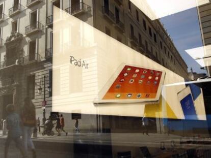 Cartel anunciador de la nueva tienda de Apple en la Puerta del Sol de Madrid.