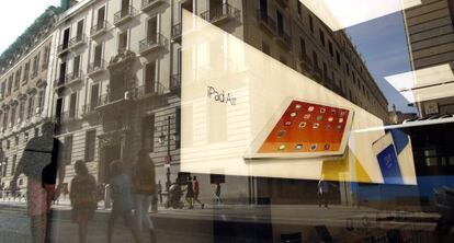 Cartel anunciador de la nueva tienda de Apple en la Puerta del Sol de Madrid.