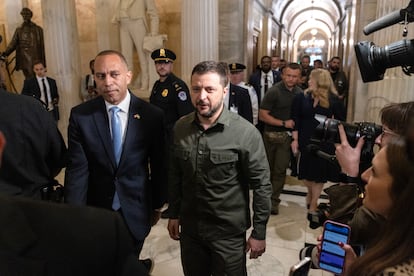 Ukrainian President Volodymyr Zelensky (C) walks with US House Minority Leader Hakeem Jeffries (L)