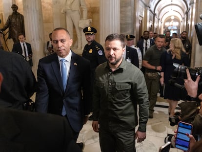 Ukrainian President Volodymyr Zelensky (C) walks with US House Minority Leader Hakeem Jeffries (L)
