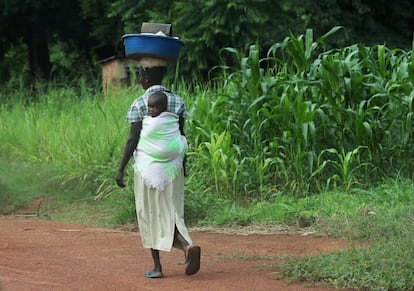 Una mujer con bebé a la espalda en Yambio. 135 niños de cada mil mueren en Sudán del Sur antes de cumplir los 5 años.
