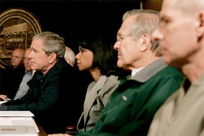 De izquierda a derecha, Michael Hayden, John Negroponte, Bush, Condoleezza Rice, Donald Rumsfeld y Peter Pace, en Camp David.