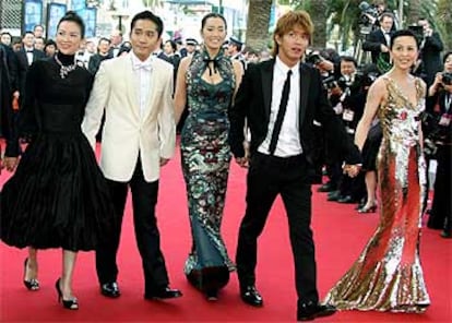 Los actores Zhang Ziyi,Tony Leung, Gong Li, Takuya Kimura y Carina Lau, de <i>2046,</i> de Wong Kar-wai, a su llegada a Cannes.