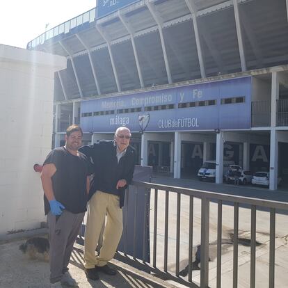 Andy y su padre, Andrés Perales, junto a La Rosaleda.