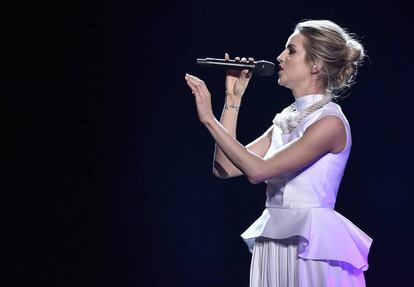 Gabriela Gunčíková de la República Checa interpreta la canción 'I stand'.