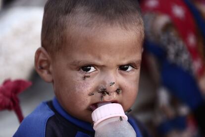 Un niño sujeta un biberón en un campo de desplazados de la provincia Siria de Idilb, controlada por los rebeldes. El régimen sirio y sus aliados rusos han lanzado una ofensiva para recuperar la parte noroeste de la provincia de Idlib, el último bastión de las fuerzas rebeldes.