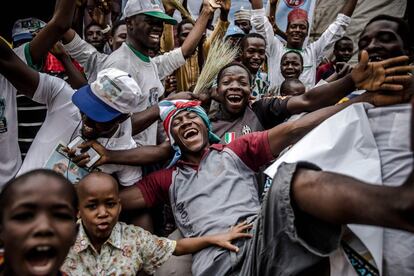 Jóvenes simpatizantes del presidente de Nigeria, Muhammadu Buhari, celebran su victoria electoral en las calles de Kano (Nigeria).