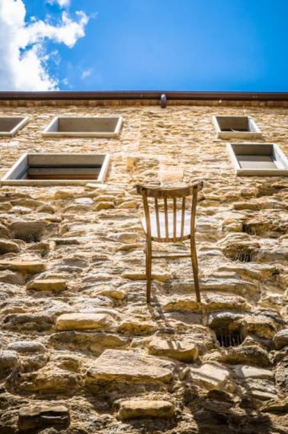 Una de las sillas en la fachada de la Casa de la Moneda del pueblo medieval de Besalú (Girona)