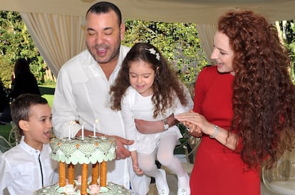 El rey Mohamed VI y su entonces esposa,  Lala Salma, celebran junto con su hijo, Mulai Hasán, el cumpleaños de la princesa Jadiya, en 2011.