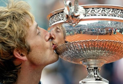 Juan Carlos Ferrero celebrando su triunfo en la final de Roland Garros en 2003, tras vencer al holandés Martin Verkerk