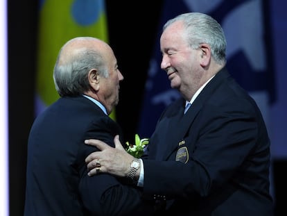 Grondona felicita a Blatter después de que fuera reelegido en 2011 como presidente de la FIFA.