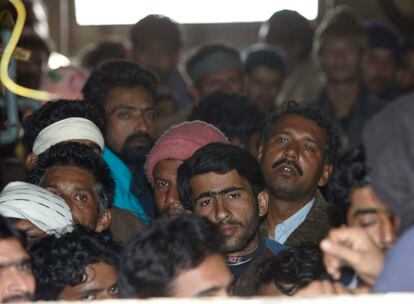 Varios inmigrantes se encuentran hacinados en el Marine I, antes de desembaracar al puerto mauritano de Nouadhibou.