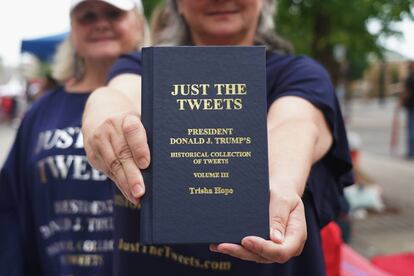 Lo tuits de Donald Trump están siendo editados en papel y con apariencia e santas escrituras. Aquí, una seguidora del Presidente de EE UU exhibe el tercer volumen en Tulsa, Oklahoma.