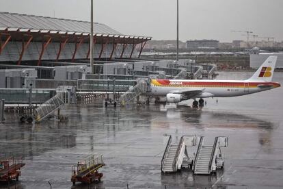 Vista de un avi&oacute;n de Iberia en el exterior de la T4.