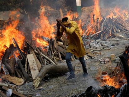 Piras funerarias para quemar a víctimas de covid-19 en Nueva Delhi, la semana pasada.