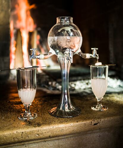 Fuente clásica de absenta, que se popularizó en la belle époque para conservar el agua con hielo que se añade a la bebida.